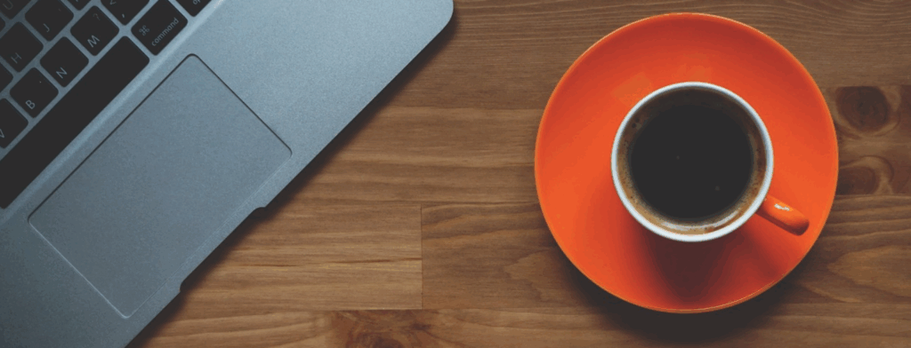 Taza de café con laptop